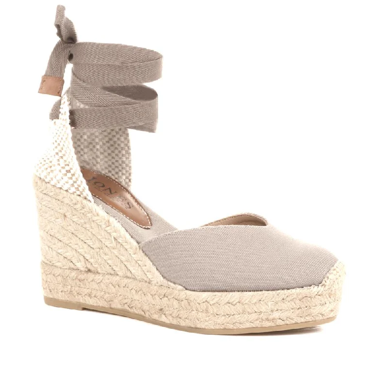 Women's Sandals with a Glitter - Coated Strap in Gold for a Sparkly Summer Outfit Women's Sandals with a Glitter - Coated Strap in Gold for a Sparkly Summer Outfit Anti - Slip Women's Sandals with a Grooved Sole in Green for Outdoor AdventuresAlyssa Wedge Espadrille Sandals - ALYSSA / 320 328 Women's Sandals with a Glitter - Coated Strap in Gold for a Sparkly Summer Outfit Women's Sandals with a Glitter - Coated Strap in Gold for a Sparkly Summer Outfit Anti - Slip Women's Sandals with a Grooved Sole in Green for Outdoor AdventuresAlyssa Wedge Espadrille Sandals - ALYSSA / 320 328