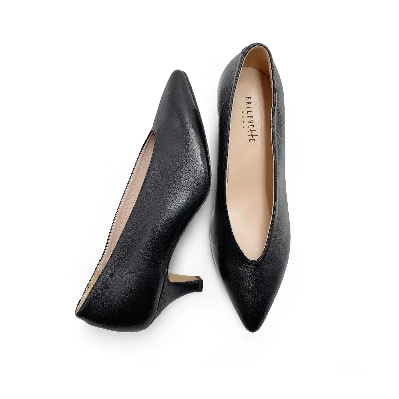 Women's Patent Leather Ballet Flats with Bow Detail in Black for a Classic Look Black leather décolleté with v-neck Women's Patent Leather Ballet Flats with Bow Detail in Black for a Classic Look Black leather décolleté with v-neck