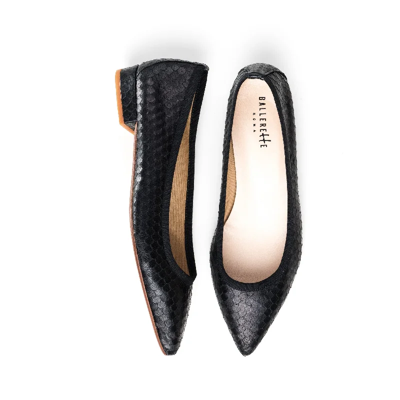 Women's Patent Leather Ballet Flats with Bow Detail in Black for a Classic Look Black leather pointed toe ballet flats with cobra-skin effect Women's Patent Leather Ballet Flats with Bow Detail in Black for a Classic Look Black leather pointed toe ballet flats with cobra-skin effect
