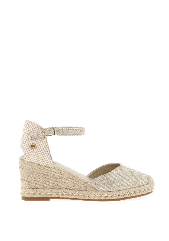 Women's Sandals with a Floral - Printed Upper in Pink for a Feminine Spring Look Xti Buckled Strap Metallic Wedged Shoes, Gold Women's Sandals with a Floral - Printed Upper in Pink for a Feminine Spring Look Xti Buckled Strap Metallic Wedged Shoes, Gold