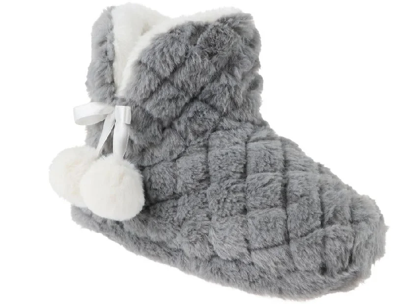 Women's Knitted Cable Pattern Slippers with a Non - Slip Sole in Cream for Indoor Comfort Ladies Quilted Faux Fur Slipper Boot Women's Knitted Cable Pattern Slippers with a Non - Slip Sole in Cream for Indoor Comfort Ladies Quilted Faux Fur Slipper Boot