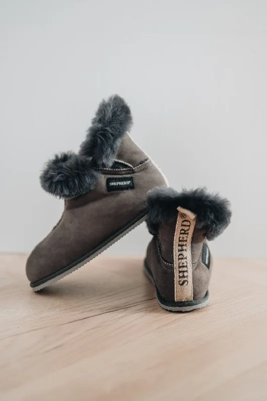 Women's Gel - Cushioned Slippers with a Soft Sole in Blue for All - Day Comfort BELLA Shepherd Womens Sheepskin Slippers with Sole Women's Gel - Cushioned Slippers with a Soft Sole in Blue for All - Day Comfort BELLA Shepherd Womens Sheepskin Slippers with Sole